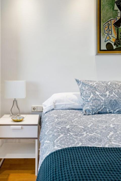 Urbantec Realty - Plaza De Colon Apartment Мадрид Екстериор снимка