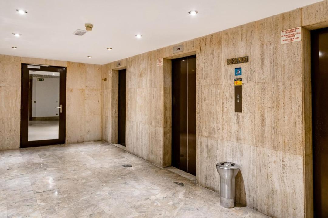 Urbantec Realty - Plaza De Colon Apartment Мадрид Екстериор снимка