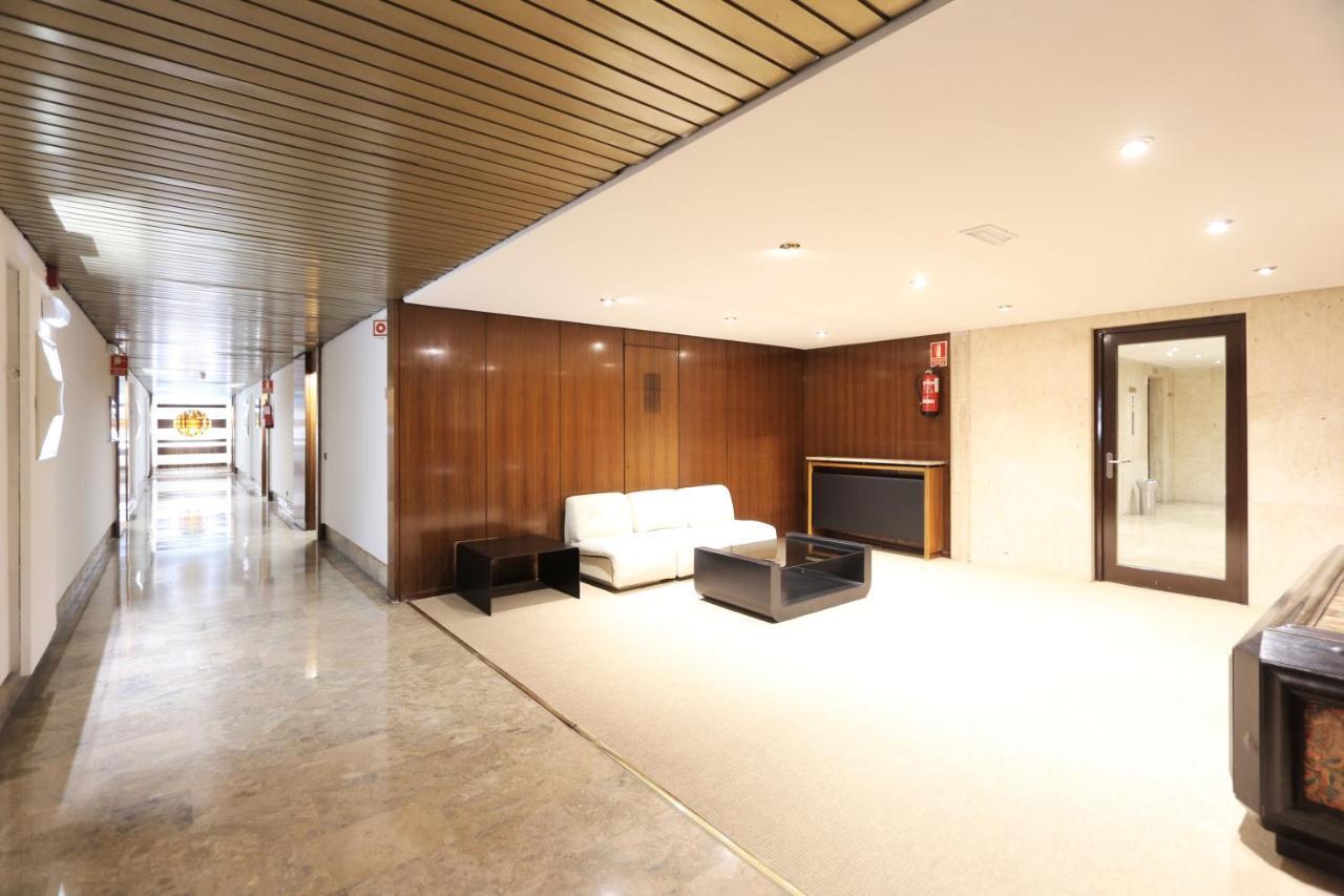 Urbantec Realty - Plaza De Colon Apartment Мадрид Екстериор снимка